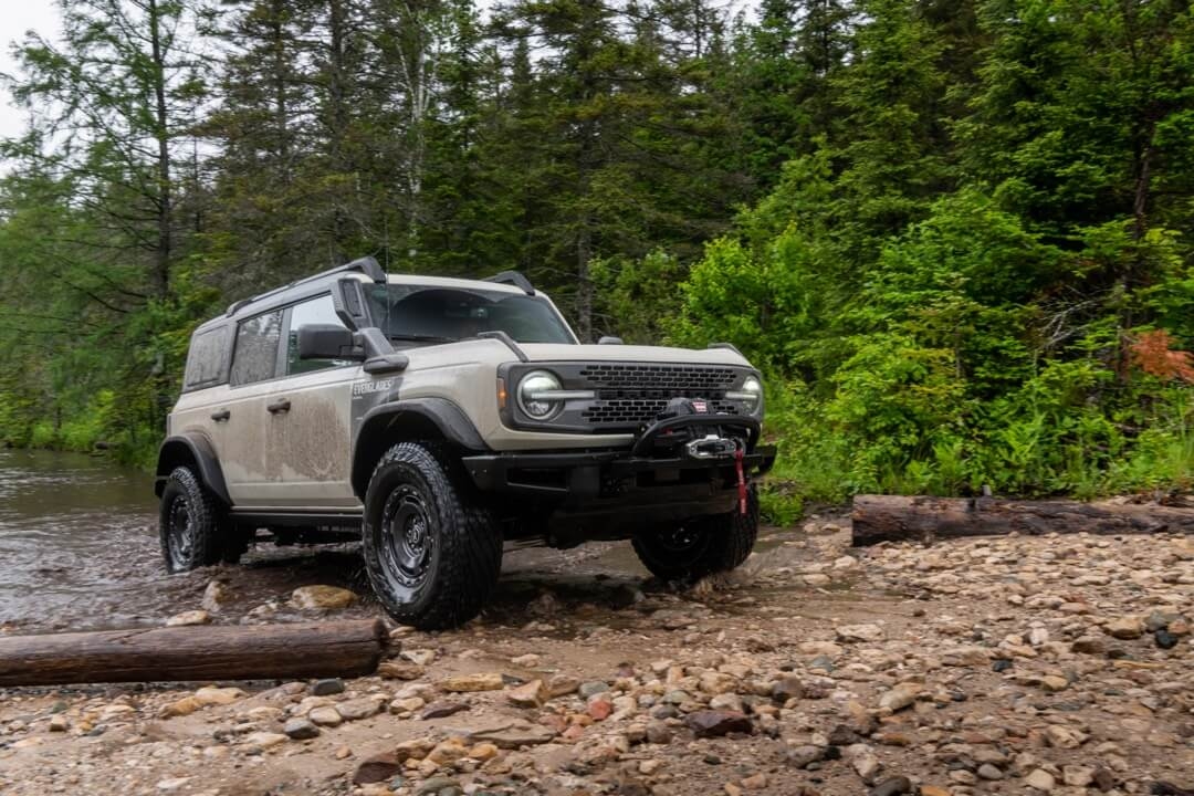 Un Ford Bronco qui roule dans les bois 