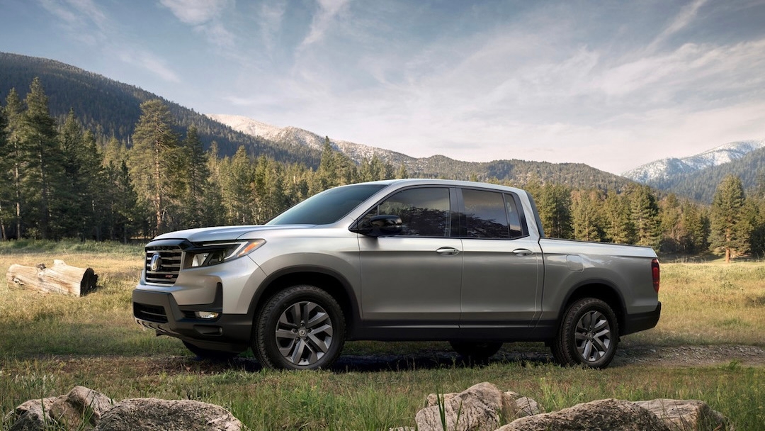 Le Honda Ridgeline qui roule dans un champ.