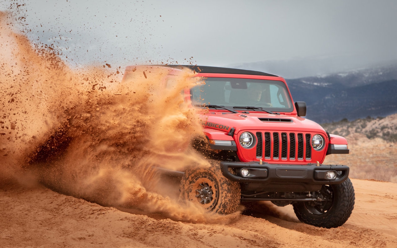 Le Jeep Wrangler qui dérape sur la terre et en fait voler partout.