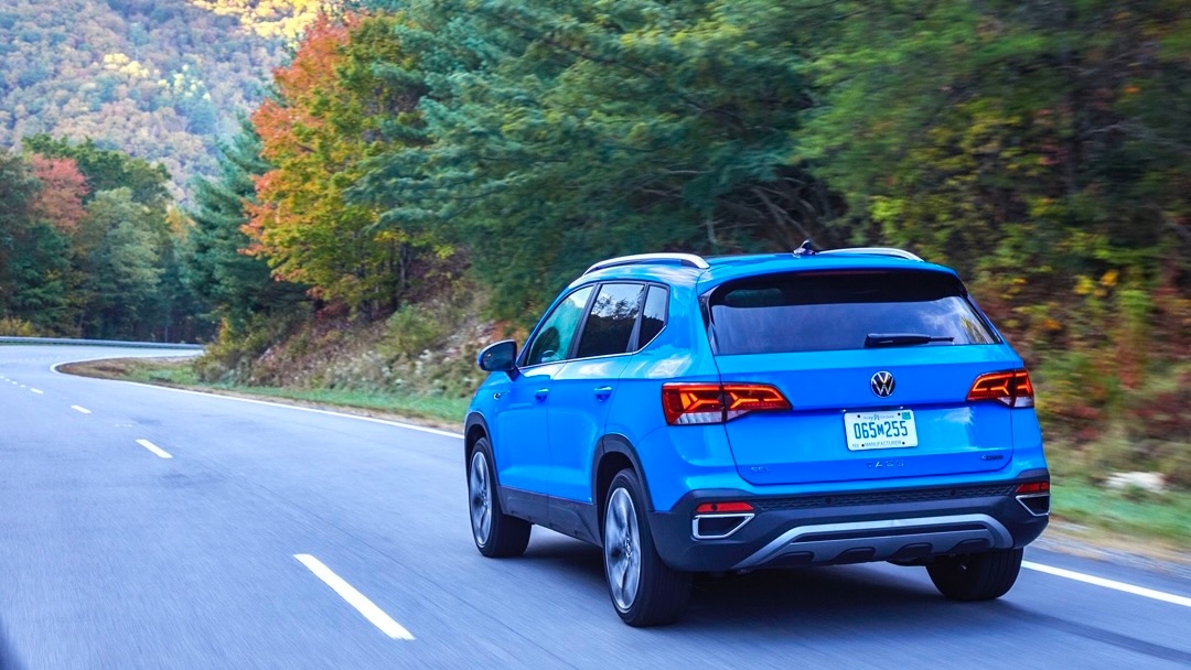 Le Volkswagen Taos 2023 sur une route de montagne au changement des couleurs de l'automne.