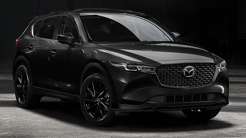 Le Mazda CX-5 stationné sous un éclairage.