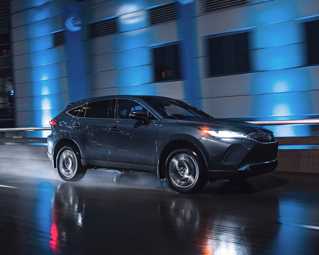 Toyota Venza hybrid runs at night, an economical and comfortable intermediate SUV for getaways.
