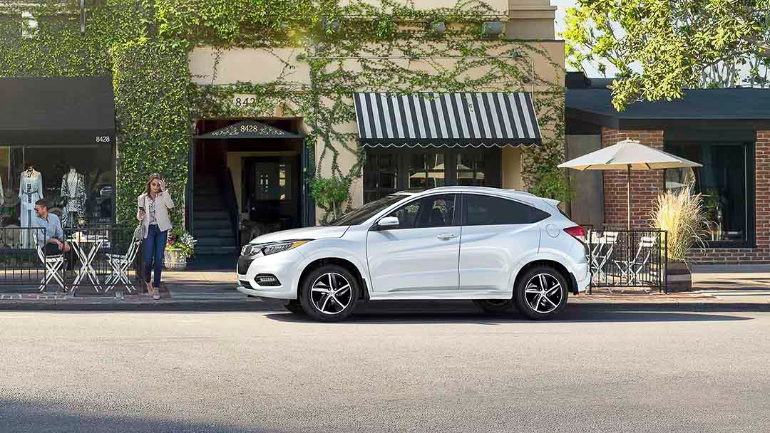 Honda HR-V 2021 stationné devant des boutiques.