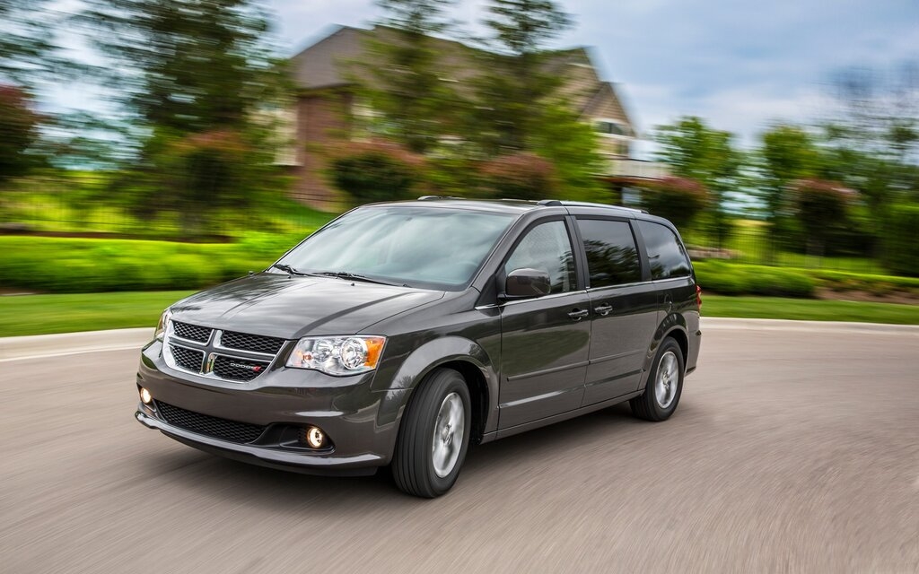 Dodge Grand caravan 2020 roulant dans un virage.