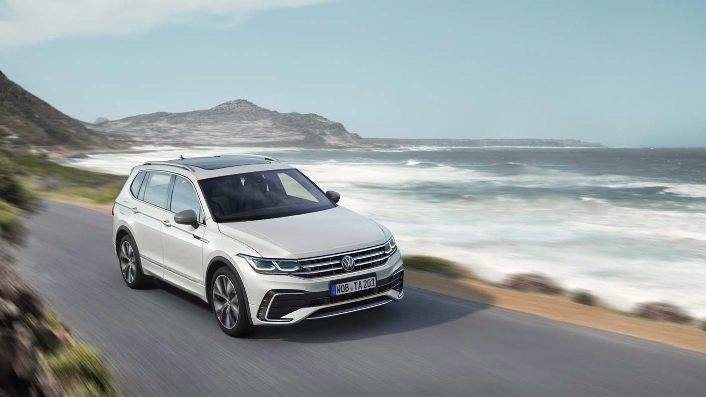 Un volkswagen Tiguan 2023 qui roule au bord de la mer.