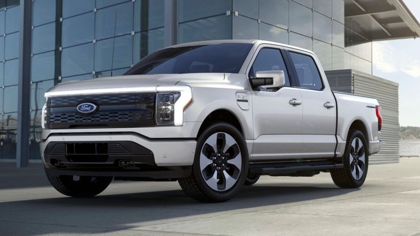 Le Ford F-150 Lightning électrique stationné devant un immeuble.