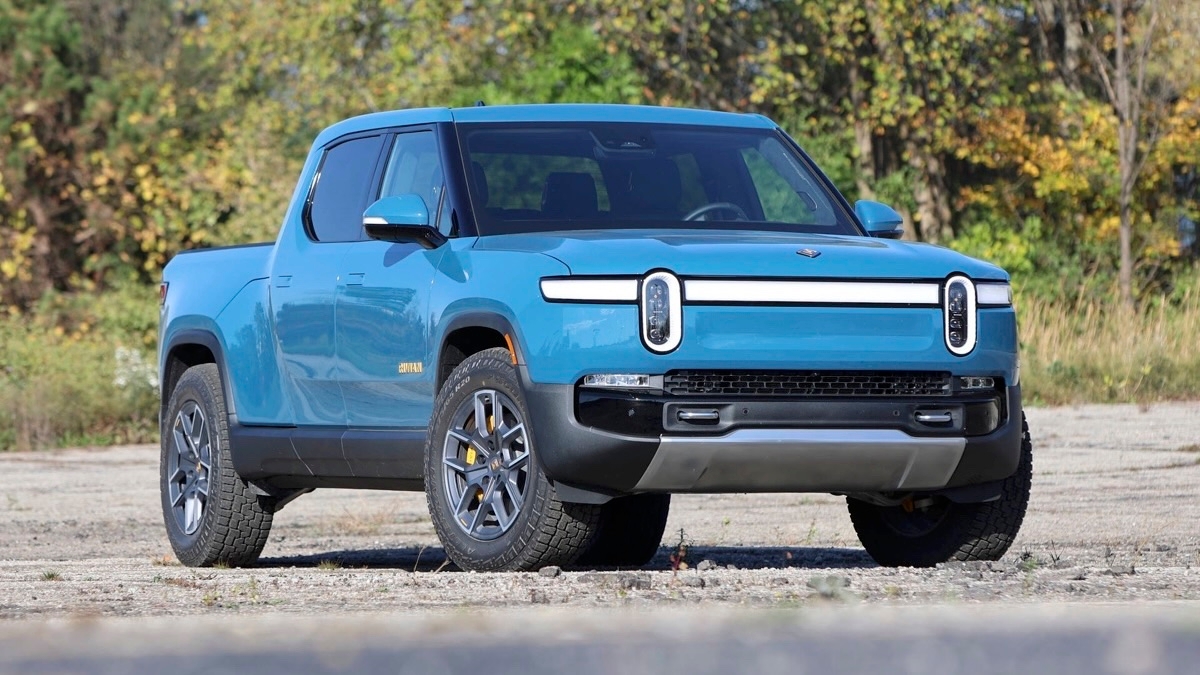 Le Rivian R1T élecrique stationné sur la gravel.