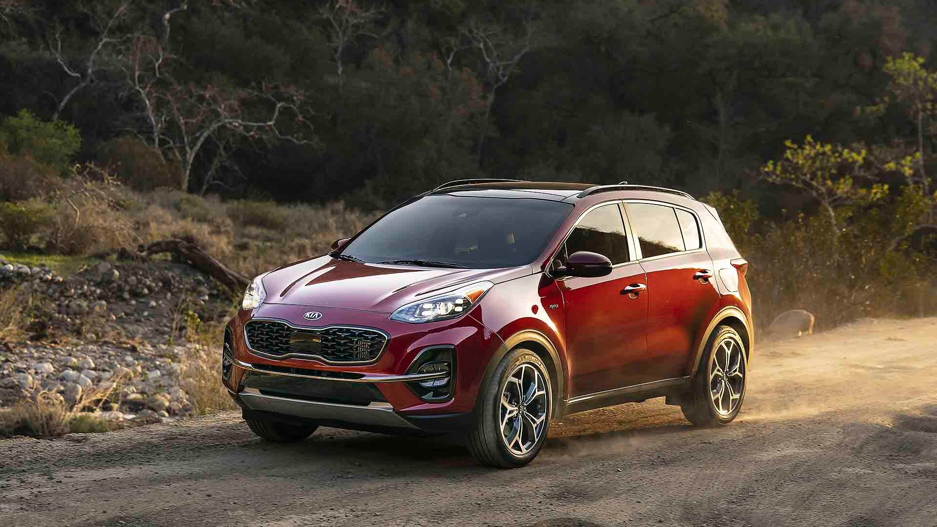 Le Kia Sportage qui roule sur un chemin de gravel.