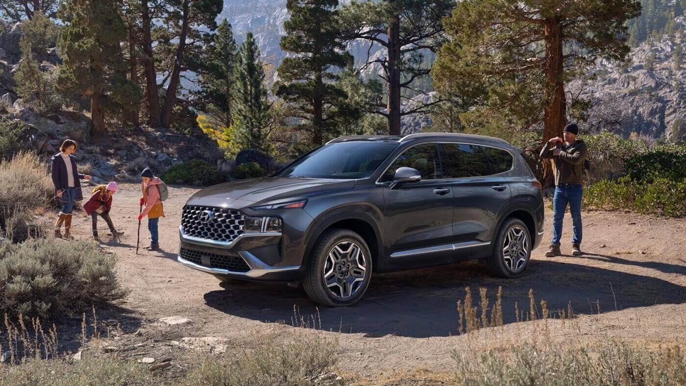 Une famille qui est en balade avec leur Hyundai Santa-Fe.