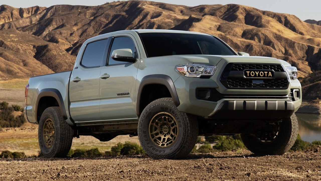 Un Toyota Tacoma stationné dans les montagnes.