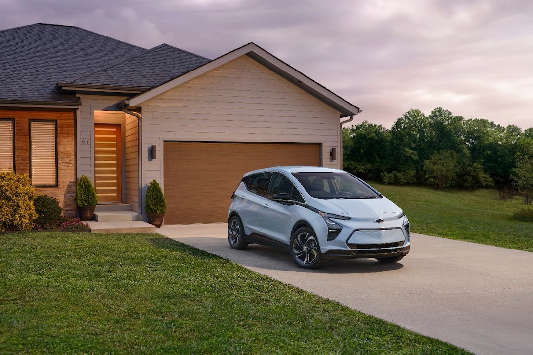 La Chevrolet Bolt EV stationnée dans l'allée d'une résidence.