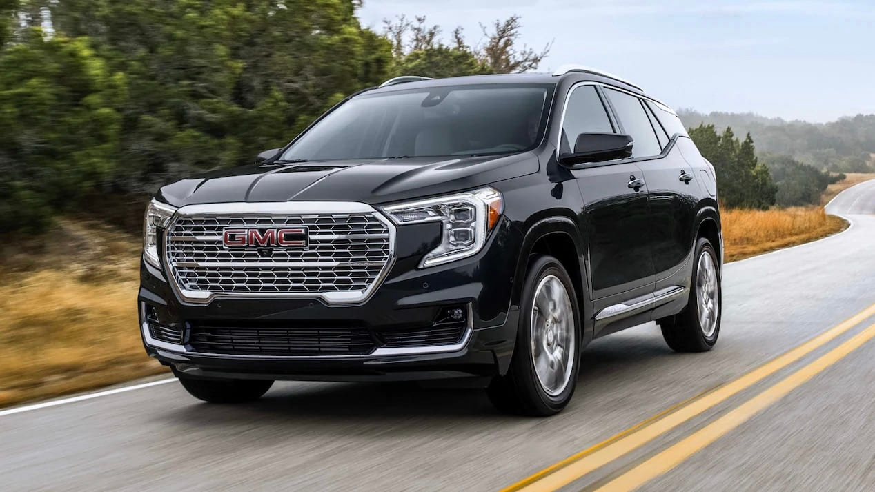 Le GMC Terrain roulant en forêt.